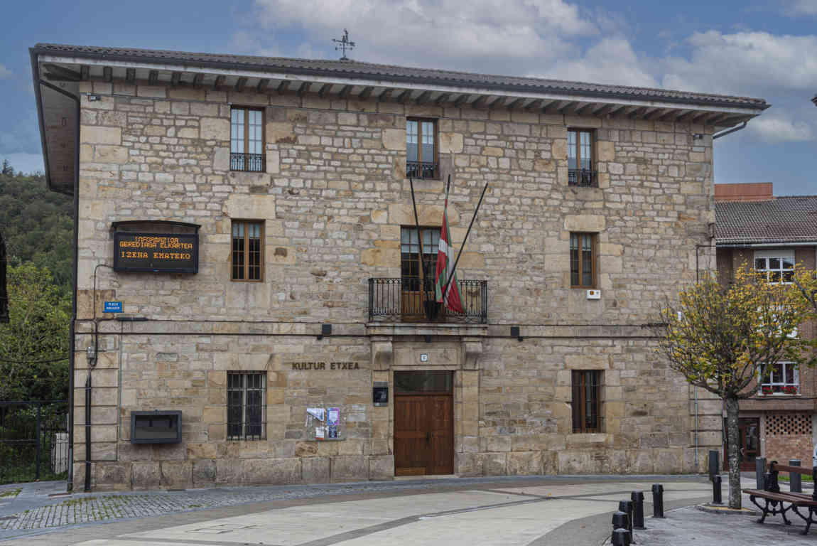 Vizcaya - Otxandio 05 - plaza Nagusia - Casa de Cultura.jpg